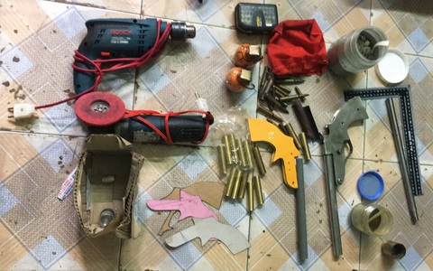 Trốn truy nã còn chế tạo súng bỏ giỏ xách mang theo bên người - Ảnh 1. Trốn truy nã còn chế tạo súng bỏ giỏ xách mang theo bên người - Ảnh 1.