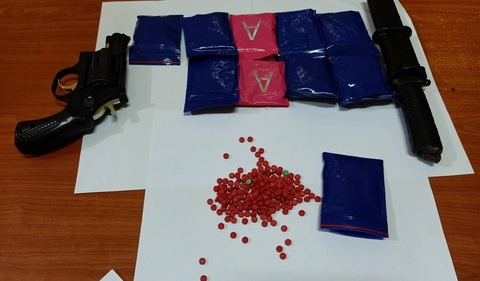 Bắt người đàn ông mang súng vận chuyển 1.500 viên ma túy - Ảnh 1. Bắt người đàn ông mang súng vận chuyển 1.500 viên ma túy - Ảnh 1.