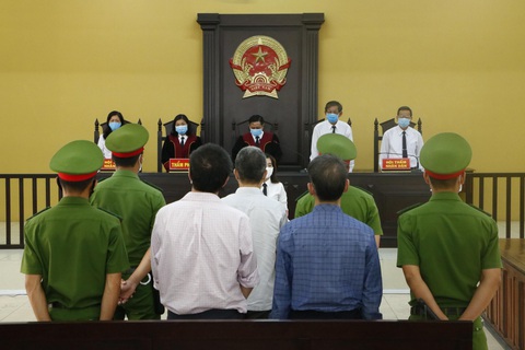 Cựu bí thư Bến Cát bị tuyên 10 năm tù - Ảnh 1. Cựu bí thư Bến Cát bị tuyên 10 năm tù - Ảnh 1.