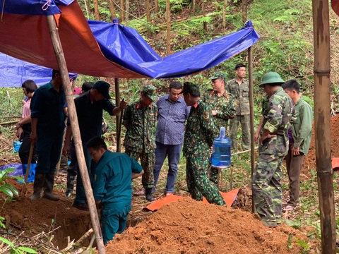 Khai quật mộ 13 liệt sĩ ở Bắc Kạn: không thấy hài cốt, chỉ có bát, lược, cúc áo... - Ảnh 1. Khai quật mộ 13 liệt sĩ ở Bắc Kạn: không thấy hài cốt, chỉ có bát, lược, cúc áo... - Ảnh 1.