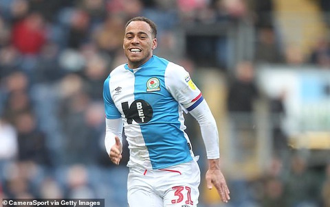 Đội trưởng của Blackburn và 2 cầu thủ Fulham dương tính với COVID-19 - Ảnh 1. Đội trưởng của Blackburn và 2 cầu thủ Fulham dương tính với COVID-19 - Ảnh 1.