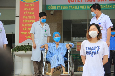 Nhân viên y tế làm việc thêm gần 4 giờ mỗi ngày trong dịch COVID-19 - Ảnh 1. Nhân viên y tế làm việc thêm gần 4 giờ mỗi ngày trong dịch COVID-19 - Ảnh 1.