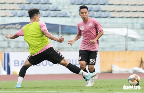 Quả bóng vàng Hùng Dũng muốn phá kỷ lục vô địch V-League, AFF Cup - Ảnh 2. Quả bóng vàng Hùng Dũng muốn phá kỷ lục vô địch V-League, AFF Cup - Ảnh 2.