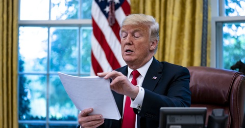 Luật trừng phạt Trung Quốc đã tới bàn làm việc của ông Trump - Ảnh 1. Luật trừng phạt Trung Quốc đã tới bàn làm việc của ông Trump - Ảnh 1.