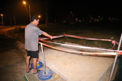 Theo mẹ ra đồng, bé trai 4 tuổi rơi xuống hố ga tử vong - Ảnh 1. Theo mẹ ra đồng, bé trai 4 tuổi rơi xuống hố ga tử vong - Ảnh 1.
