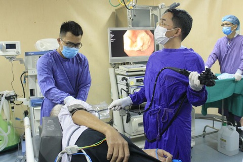 Hóc thịt ngan, phát hiện ra ung thư thực quản - Ảnh 1. Hóc thịt ngan, phát hiện ra ung thư thực quản - Ảnh 1.