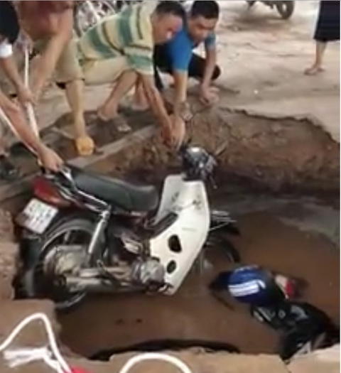 Xuất hiện hố tử thần trong nhà xe trường học - Ảnh 1. Xuất hiện hố tử thần trong nhà xe trường học - Ảnh 1.