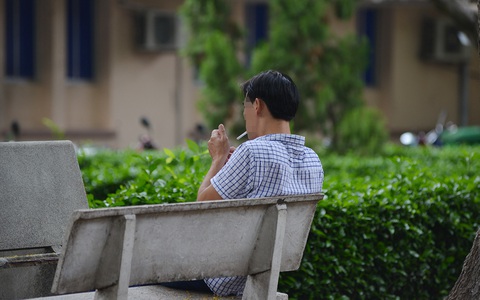Nên tăng giới hạn tuổi tối thiểu mua thuốc lá - Ảnh 1. Nên tăng giới hạn tuổi tối thiểu mua thuốc lá - Ảnh 1.