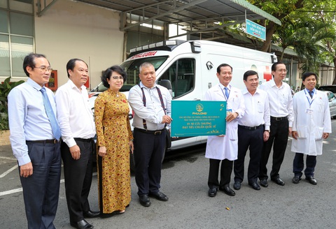 Trao xe cứu thương và buồng cách ly áp lực âm cho Bệnh viện Nhân dân 115 - Ảnh 1. Trao xe cứu thương và buồng cách ly áp lực âm cho Bệnh viện Nhân dân 115 - Ảnh 1.