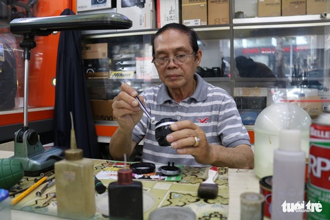 Gần nửa thế kỷ ‘chữa bệnh’ cho máy ảnh phim ở Sài Gòn - Ảnh 1. Gần nửa thế kỷ ‘chữa bệnh’ cho máy ảnh phim ở Sài Gòn - Ảnh 1.