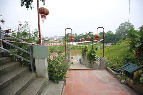 Hàng loạt bờ sông ở Hà Nội sạt lở, một ngôi đền có nguy cơ bị nuốt chửng - Ảnh 2. Hàng loạt bờ sông ở Hà Nội sạt lở, một ngôi đền có nguy cơ bị nuốt chửng - Ảnh 2.