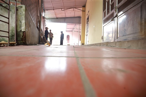 Hàng loạt bờ sông ở Hà Nội sạt lở, một ngôi đền có nguy cơ bị nuốt chửng - Ảnh 3. Hàng loạt bờ sông ở Hà Nội sạt lở, một ngôi đền có nguy cơ bị nuốt chửng - Ảnh 3.