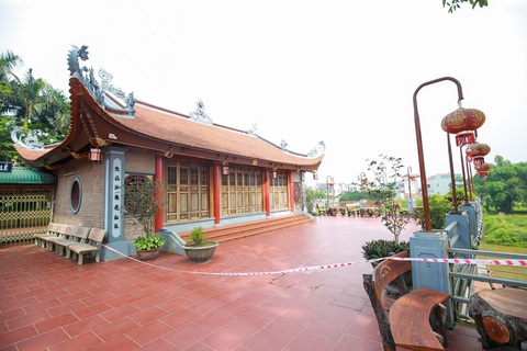 Hàng loạt bờ sông ở Hà Nội sạt lở, một ngôi đền có nguy cơ bị nuốt chửng - Ảnh 1. Hàng loạt bờ sông ở Hà Nội sạt lở, một ngôi đền có nguy cơ bị nuốt chửng - Ảnh 1.