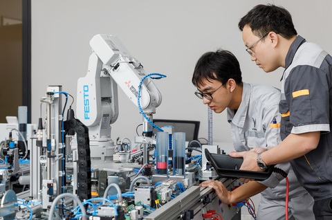 VinFast hợp tác đào tạo về cơ điện tử và kỹ thuật ôtô - Ảnh 1. VinFast hợp tác đào tạo về cơ điện tử và kỹ thuật ôtô - Ảnh 1.