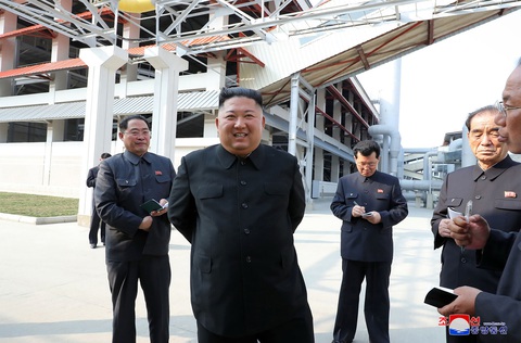 Vì sao ông Kim Jong Un tái xuất tại nhà máy phân bón mà không phải nơi khác? - Ảnh 1. Vì sao ông Kim Jong Un tái xuất tại nhà máy phân bón mà không phải nơi khác? - Ảnh 1.