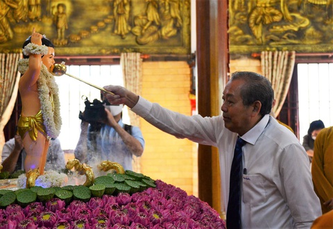 Phó thủ tướng Trương Hòa Bình chúc mừng đại lễ Phật đản tại TP.HCM - Ảnh 2. Phó thủ tướng Trương Hòa Bình chúc mừng đại lễ Phật đản tại TP.HCM - Ảnh 2.