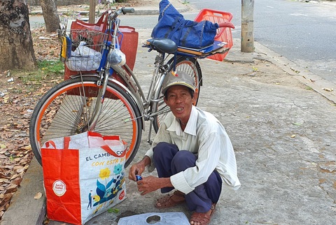 Xóm trọ nghèo mùa dịch: Không bế tắc, chẳng ỷ lại - Ảnh 3. Xóm trọ nghèo mùa dịch: Không bế tắc, chẳng ỷ lại - Ảnh 3.