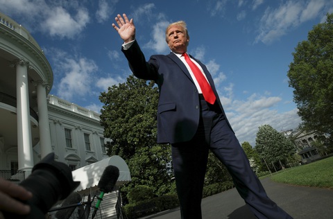 Ông Trump lên Trại David họp bàn kế sách cứu kinh tế sau 30 ngày giam hãm trong Nhà Trắng - Ảnh 1. Ông Trump lên Trại David họp bàn kế sách cứu kinh tế sau 30 ngày giam hãm trong Nhà Trắng - Ảnh 1.