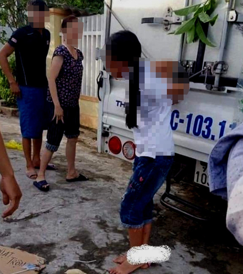 Bé gái 11 tuổi bị mẹ, ông ngoại trói sau xe tải, bêu ngoài đường - Ảnh 1. Bé gái 11 tuổi bị mẹ, ông ngoại trói sau xe tải, bêu ngoài đường - Ảnh 1.