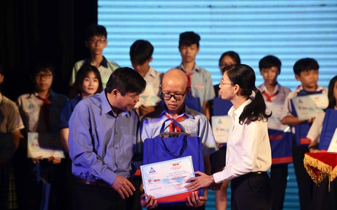 Không đơn độc trên đường đến trường - Ảnh 1. Không đơn độc trên đường đến trường - Ảnh 1.