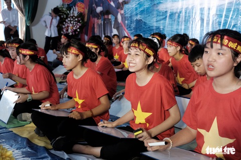 Đôi bạn cùng bàn giật giải nhất - nhì cuộc thi về biển đảo - Ảnh 3. Đôi bạn cùng bàn giật giải nhất - nhì cuộc thi về biển đảo - Ảnh 3.