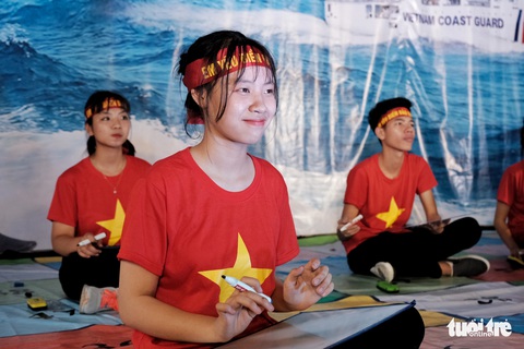 Đôi bạn cùng bàn giật giải nhất - nhì cuộc thi về biển đảo - Ảnh 2. Đôi bạn cùng bàn giật giải nhất - nhì cuộc thi về biển đảo - Ảnh 2.