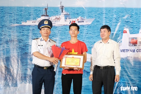 Đôi bạn cùng bàn giật giải nhất - nhì cuộc thi về biển đảo - Ảnh 1. Đôi bạn cùng bàn giật giải nhất - nhì cuộc thi về biển đảo - Ảnh 1.