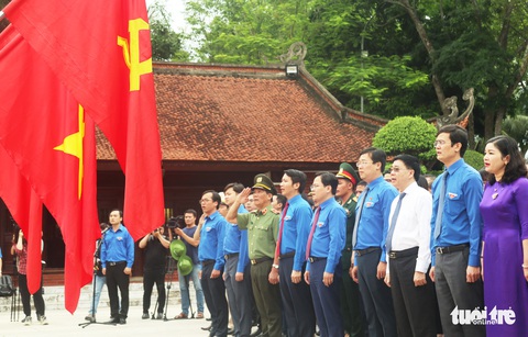 Trao huy hiệu thanh niên tiên tiến làm theo lời Bác cho 401 bạn trẻ - Ảnh 1. Trao huy hiệu thanh niên tiên tiến làm theo lời Bác cho 401 bạn trẻ - Ảnh 1.