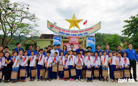 Trao huy hiệu thanh niên tiên tiến làm theo lời Bác cho 401 bạn trẻ - Ảnh 4. Trao huy hiệu thanh niên tiên tiến làm theo lời Bác cho 401 bạn trẻ - Ảnh 4.