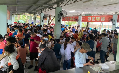 Hàng nghìn du khách đội mưa vui chơi nhân dịp 1-6 - Ảnh 2. Hàng nghìn du khách đội mưa vui chơi nhân dịp 1-6 - Ảnh 2.