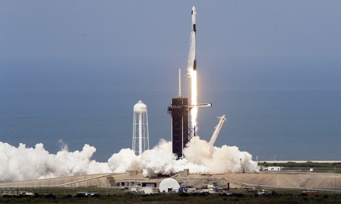SpaceX mở ra kỷ nguyên du hành không gian thương mại - Ảnh 1. SpaceX mở ra kỷ nguyên du hành không gian thương mại - Ảnh 1.