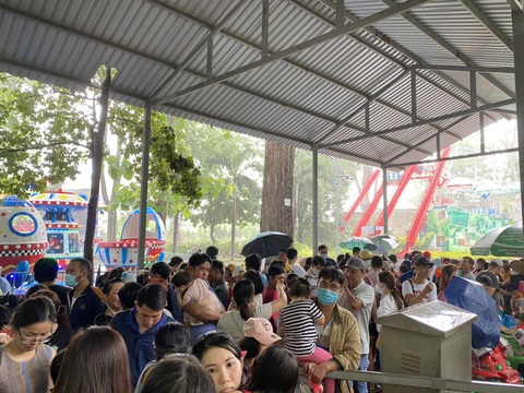 Hàng nghìn du khách đội mưa vui chơi nhân dịp 1-6 - Ảnh 1. Hàng nghìn du khách đội mưa vui chơi nhân dịp 1-6 - Ảnh 1.