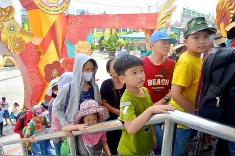 Hàng nghìn du khách đội mưa vui chơi nhân dịp 1-6 - Ảnh 4. Hàng nghìn du khách đội mưa vui chơi nhân dịp 1-6 - Ảnh 4.