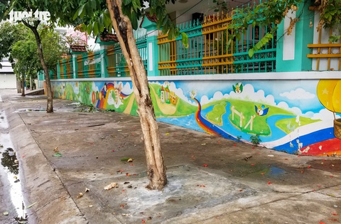 Nhiều cây xanh ven đường đang bị bóp cổ bằng ximăng - Ảnh 2. Nhiều cây xanh ven đường đang bị bóp cổ bằng ximăng - Ảnh 2.