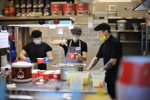 Dù khó khăn, tiệm phở Việt ở Nga vẫn làm cơm trưa cho y bác sĩ chống dịch - Ảnh 4. Dù khó khăn, tiệm phở Việt ở Nga vẫn làm cơm trưa cho y bác sĩ chống dịch - Ảnh 4.