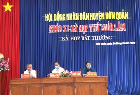 Phó chủ tịch HĐND chống đối kiểm dịch COVID-19 bị miễn nhiệm - Ảnh 1. Phó chủ tịch HĐND chống đối kiểm dịch COVID-19 bị miễn nhiệm - Ảnh 1.