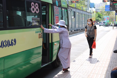 TP.HCM thêm 4 tuyến xe buýt hoạt động trở lại - Ảnh 1. TP.HCM thêm 4 tuyến xe buýt hoạt động trở lại - Ảnh 1.