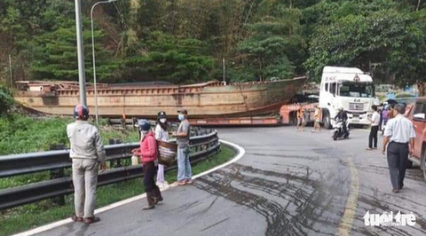 Xe đầu kéo chở một chiếc tàu 30m gây ùn tắc đèo Bảo Lộc - Ảnh 2. Xe đầu kéo chở một chiếc tàu 30m gây ùn tắc đèo Bảo Lộc - Ảnh 2.