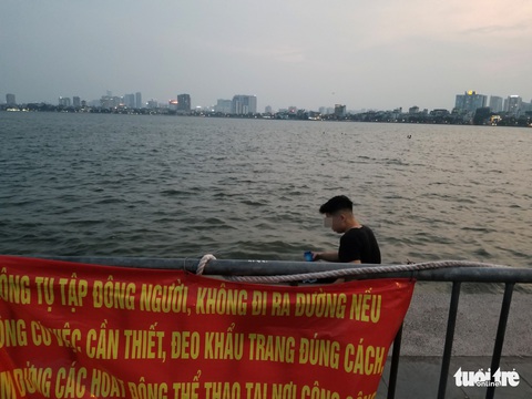 Vô tư không đeo khẩu trang, vượt rào hóng gió ở hồ Tây - Ảnh 7. Vô tư không đeo khẩu trang, vượt rào hóng gió ở hồ Tây - Ảnh 7.