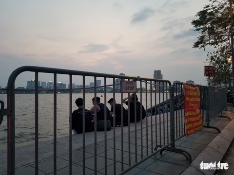 Vô tư không đeo khẩu trang, vượt rào hóng gió ở hồ Tây - Ảnh 6. Vô tư không đeo khẩu trang, vượt rào hóng gió ở hồ Tây - Ảnh 6.