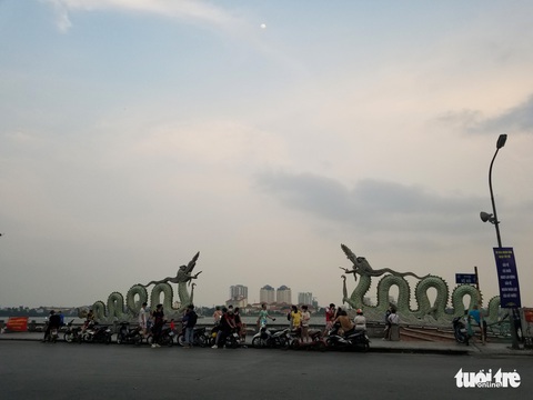 Vô tư không đeo khẩu trang, vượt rào hóng gió ở hồ Tây - Ảnh 1. Vô tư không đeo khẩu trang, vượt rào hóng gió ở hồ Tây - Ảnh 1.