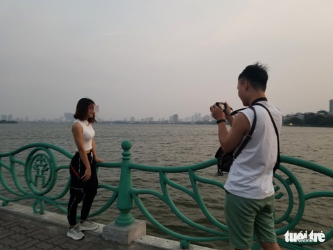Vô tư không đeo khẩu trang, vượt rào hóng gió ở hồ Tây - Ảnh 5. Vô tư không đeo khẩu trang, vượt rào hóng gió ở hồ Tây - Ảnh 5.