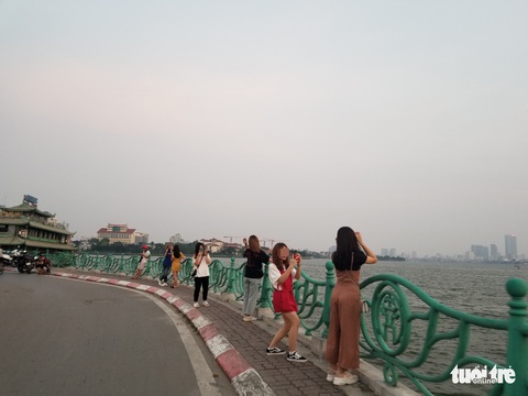 Vô tư không đeo khẩu trang, vượt rào hóng gió ở hồ Tây - Ảnh 4. Vô tư không đeo khẩu trang, vượt rào hóng gió ở hồ Tây - Ảnh 4.