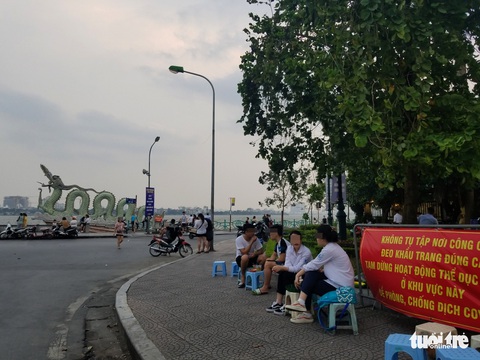 Vô tư không đeo khẩu trang, vượt rào hóng gió ở hồ Tây - Ảnh 3. Vô tư không đeo khẩu trang, vượt rào hóng gió ở hồ Tây - Ảnh 3.