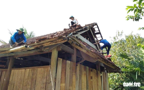 Cả trăm thanh niên lên núi giúp dân sửa nhà bị lốc xoáy đánh sập - Ảnh 5. Cả trăm thanh niên lên núi giúp dân sửa nhà bị lốc xoáy đánh sập - Ảnh 5.