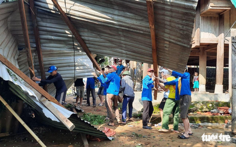 Cả trăm thanh niên lên núi giúp dân sửa nhà bị lốc xoáy đánh sập - Ảnh 4. Cả trăm thanh niên lên núi giúp dân sửa nhà bị lốc xoáy đánh sập - Ảnh 4.