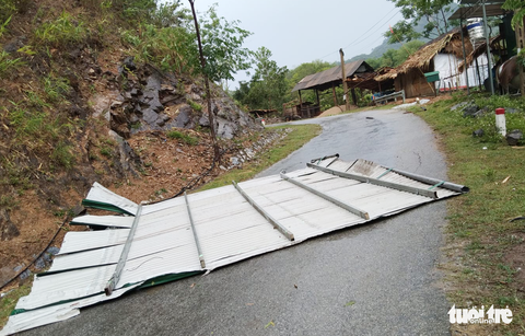 Cả trăm thanh niên lên núi giúp dân sửa nhà bị lốc xoáy đánh sập - Ảnh 3. Cả trăm thanh niên lên núi giúp dân sửa nhà bị lốc xoáy đánh sập - Ảnh 3.
