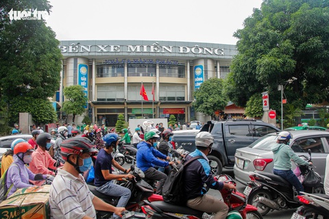 Xe cộ chen cứng quanh bến xe Miền Đông ngày đầu tuần - Ảnh 3. Xe cộ chen cứng quanh bến xe Miền Đông ngày đầu tuần - Ảnh 3.