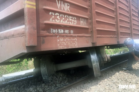 Tàu hàng trật bánh tại Đồng Nai gây gián đoạn tuyến đường sắt Bắc Nam - Ảnh 1. Tàu hàng trật bánh tại Đồng Nai gây gián đoạn tuyến đường sắt Bắc Nam - Ảnh 1.