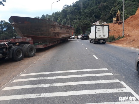 Xe đầu kéo chở một chiếc tàu 30m gây ùn tắc đèo Bảo Lộc - Ảnh 1. Xe đầu kéo chở một chiếc tàu 30m gây ùn tắc đèo Bảo Lộc - Ảnh 1.